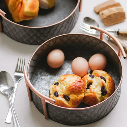 Antieke metalen serveerschaal