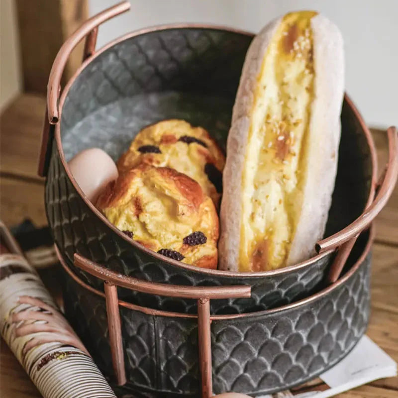 Antieke metalen serveerschaal