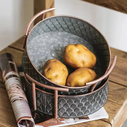 Antieke metalen serveerschaal