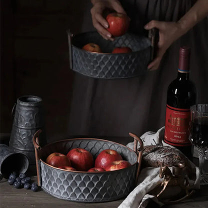 Antieke metalen serveerschaal